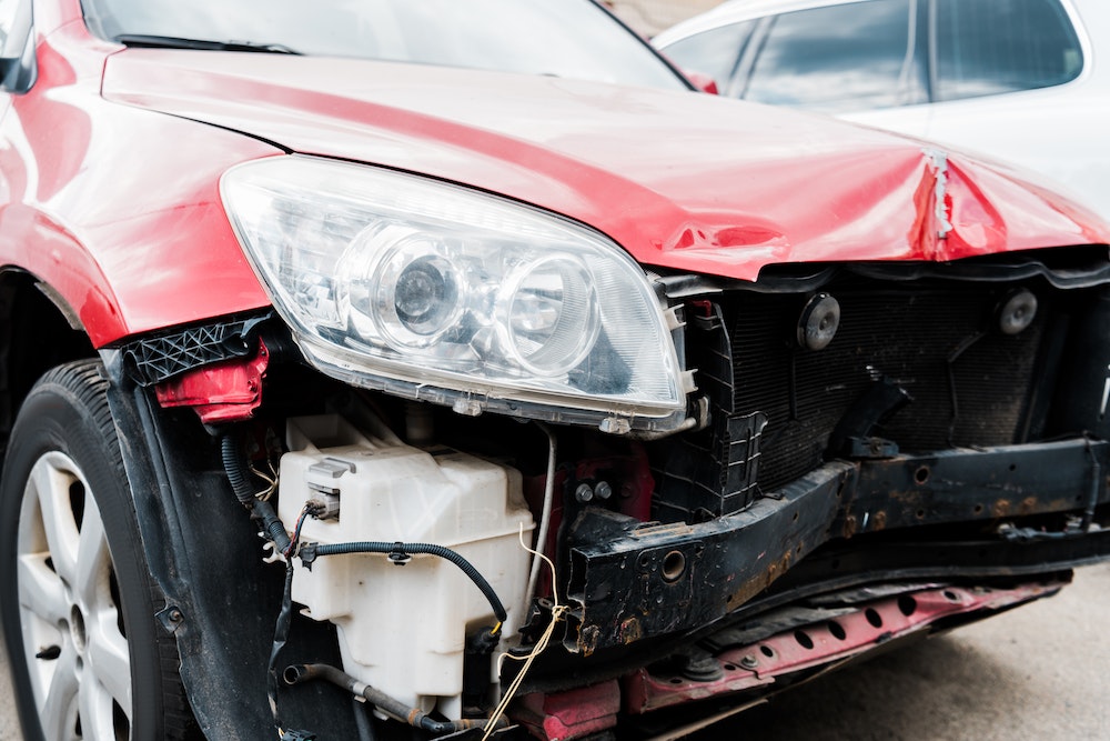 Litige assurance auto : contestation de la mise en jeu de la garantie tous risques suite à un accident causé par un tiers