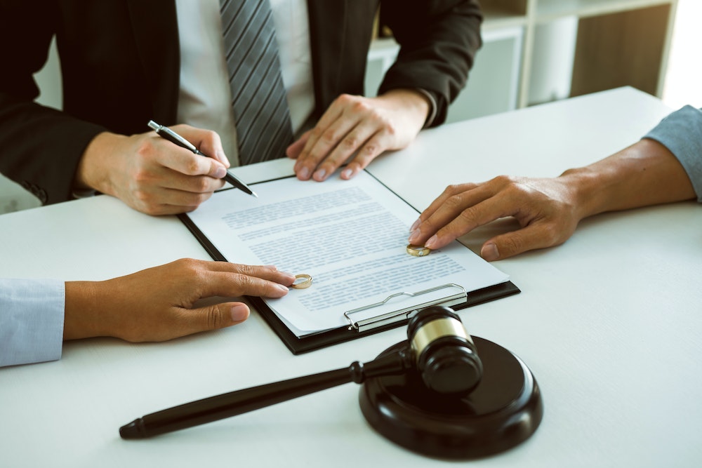 Les étapes du divorce: un guide complet pour mieux comprendre et surmonter ce processus difficile